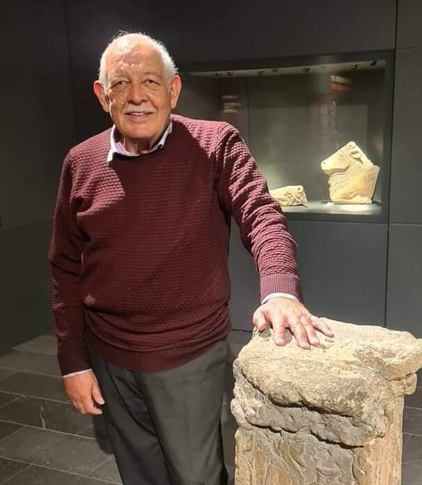 Tarihçi ve yazar Halit Erkiletlioğlu, Kayseri'de bir müzede tarihî bir sütun başlığının yanında