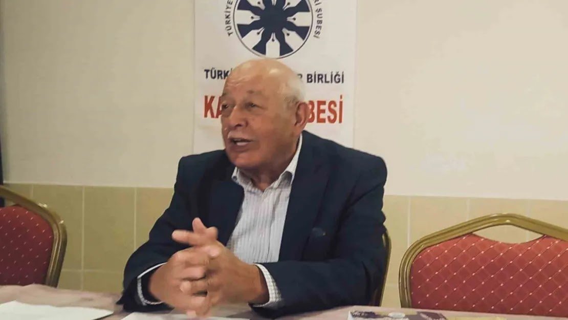 Halit Erkiletlioğlu Türkiye Yazarlar Birliği Kayseri Şubesi programında konuşurken